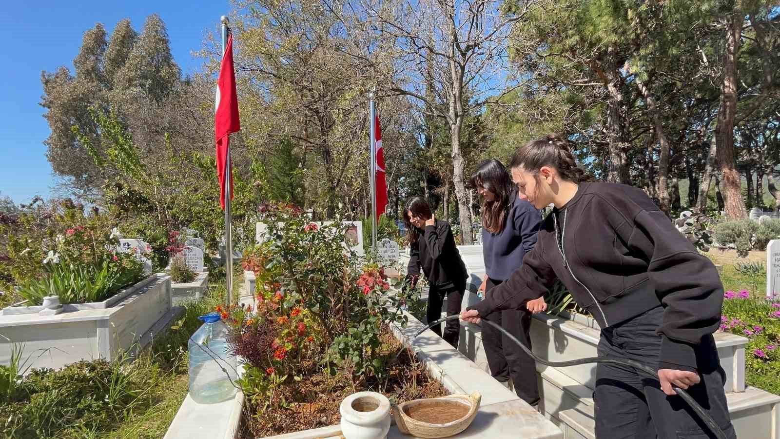 Bozyazı’da öğrencilerden şehitlere ziyaret
