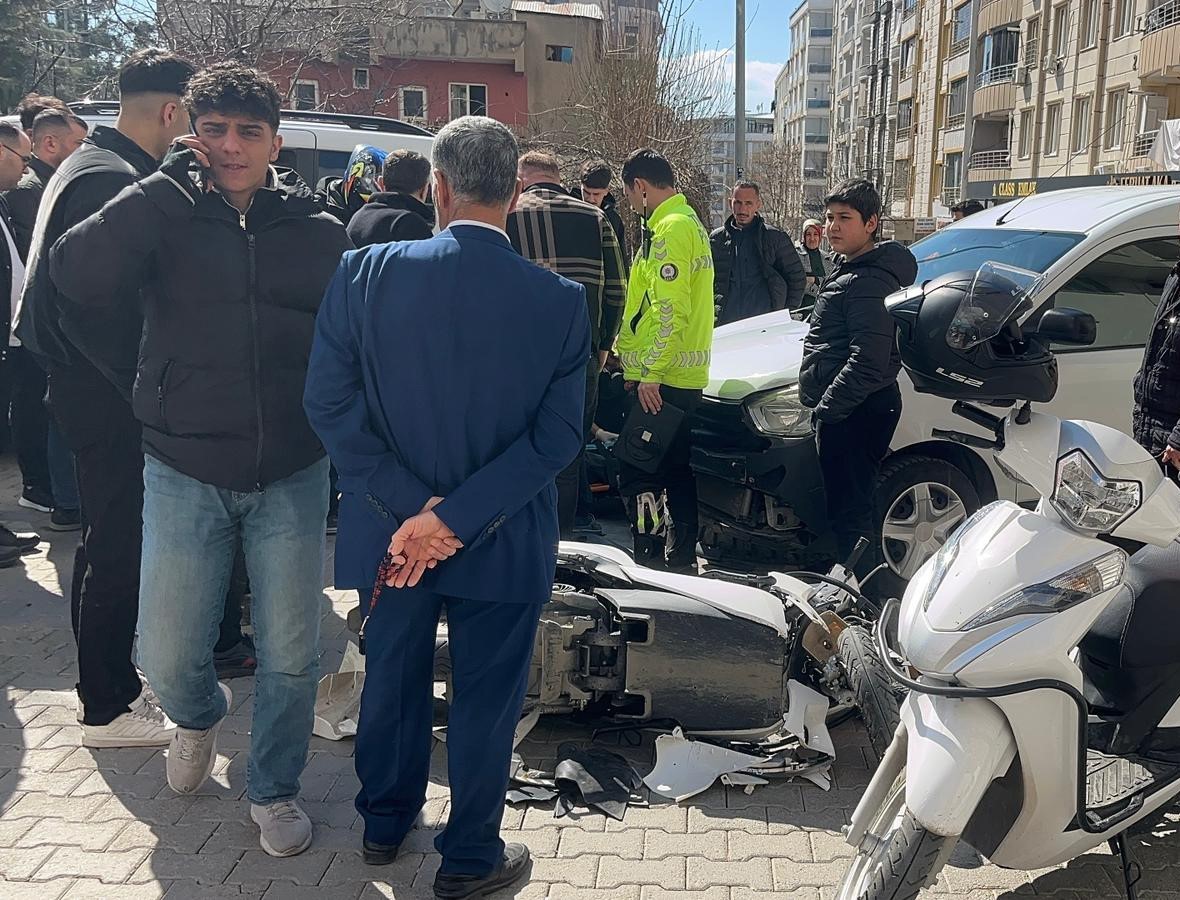 Siirt’te hafif ticari araçla çarpışan motosikletli yaralandı