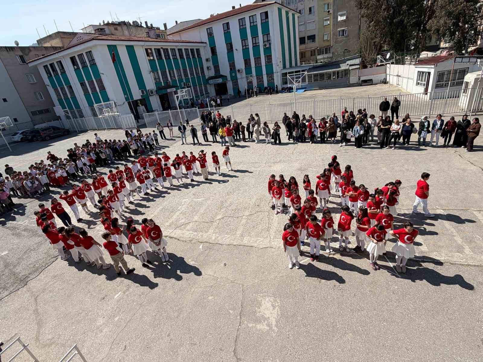 İzmir’de öğrenciler İstiklal Marşı’nı işaret diliyle okudu