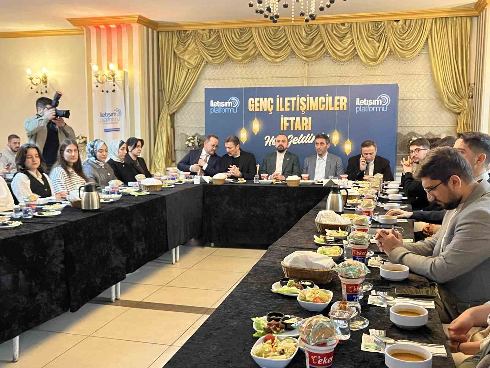 İstanbul’da iletişim fakültesi öğrencileri AK Parti’nin düzenlediği iftarda buluştu