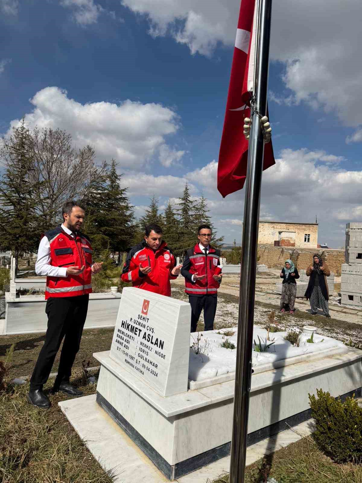 Niğde’de şehit kabirlerine anlamlı ziyaret
