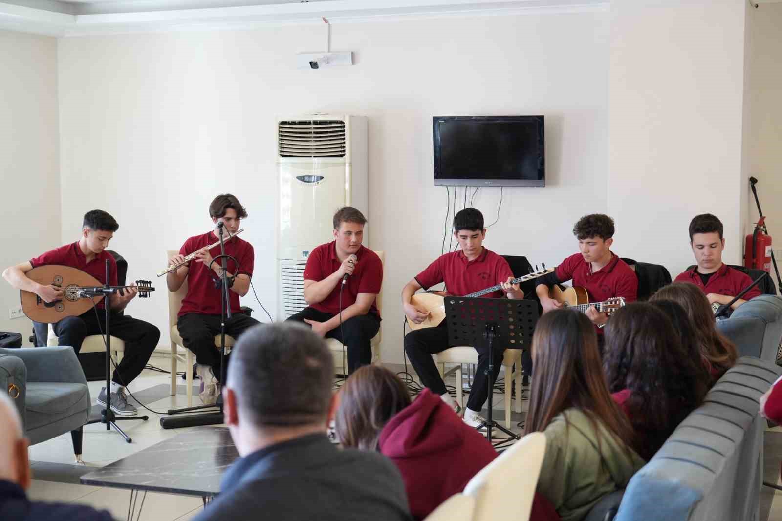 Muğla’da liseli gençlerden huzurevi sakinlerine müzik ziyafeti