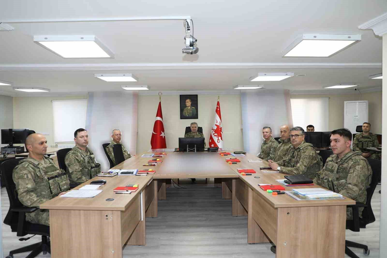 Kara Kuvvetleri Komutanı Orgeneral Tokel, Van’daki sınır karakollarında incelemelerde bulundu