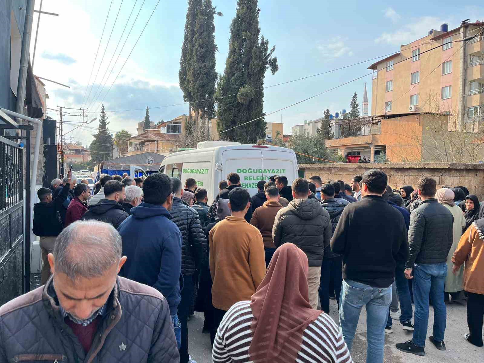 İran’da hayatını kaybeden tır şoförünün cenazesi baba ocağına getirildi