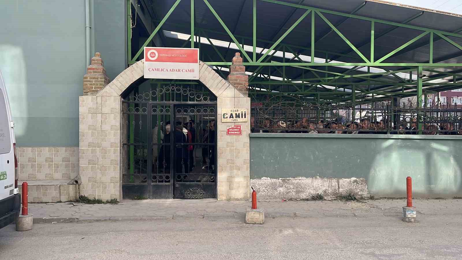 Eskişehir’de babasının öldürdüğü 13 yaşındaki kız toprağa verildi