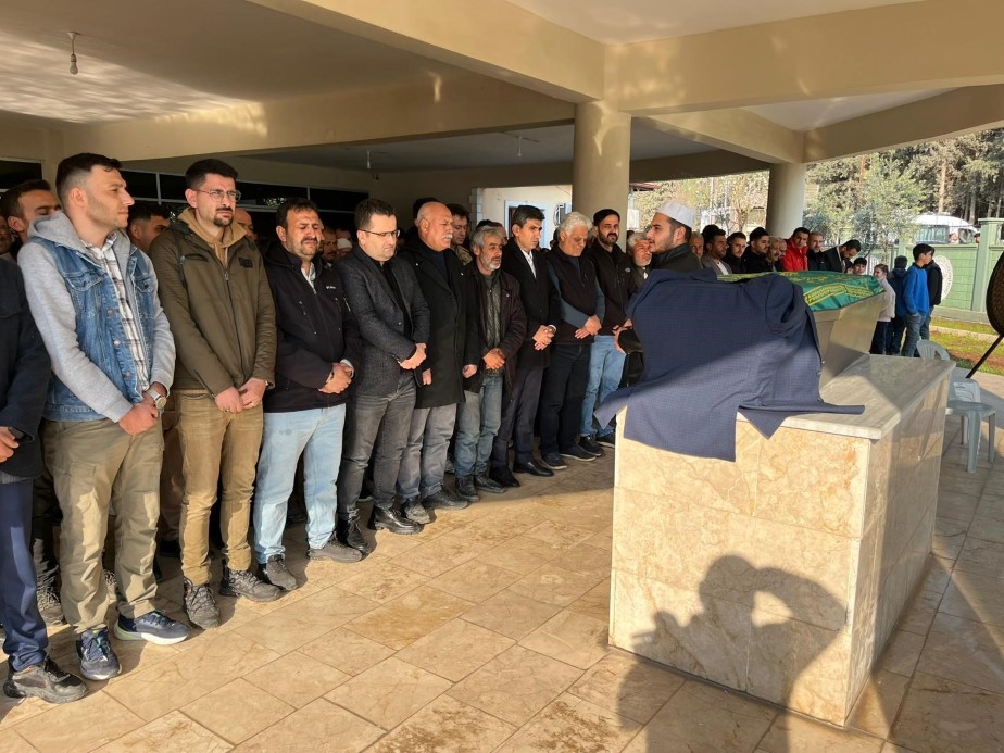 Tabutunun üzerine damatlığı konuldu: İran’da hayatını kaybeden tır şoförü son yolculuğuna uğurlandı