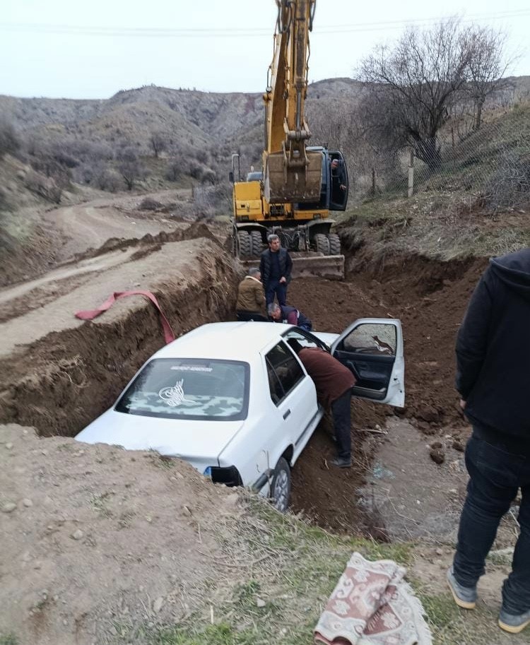 Elazığ’da çukura düşen araç kurtarıldı