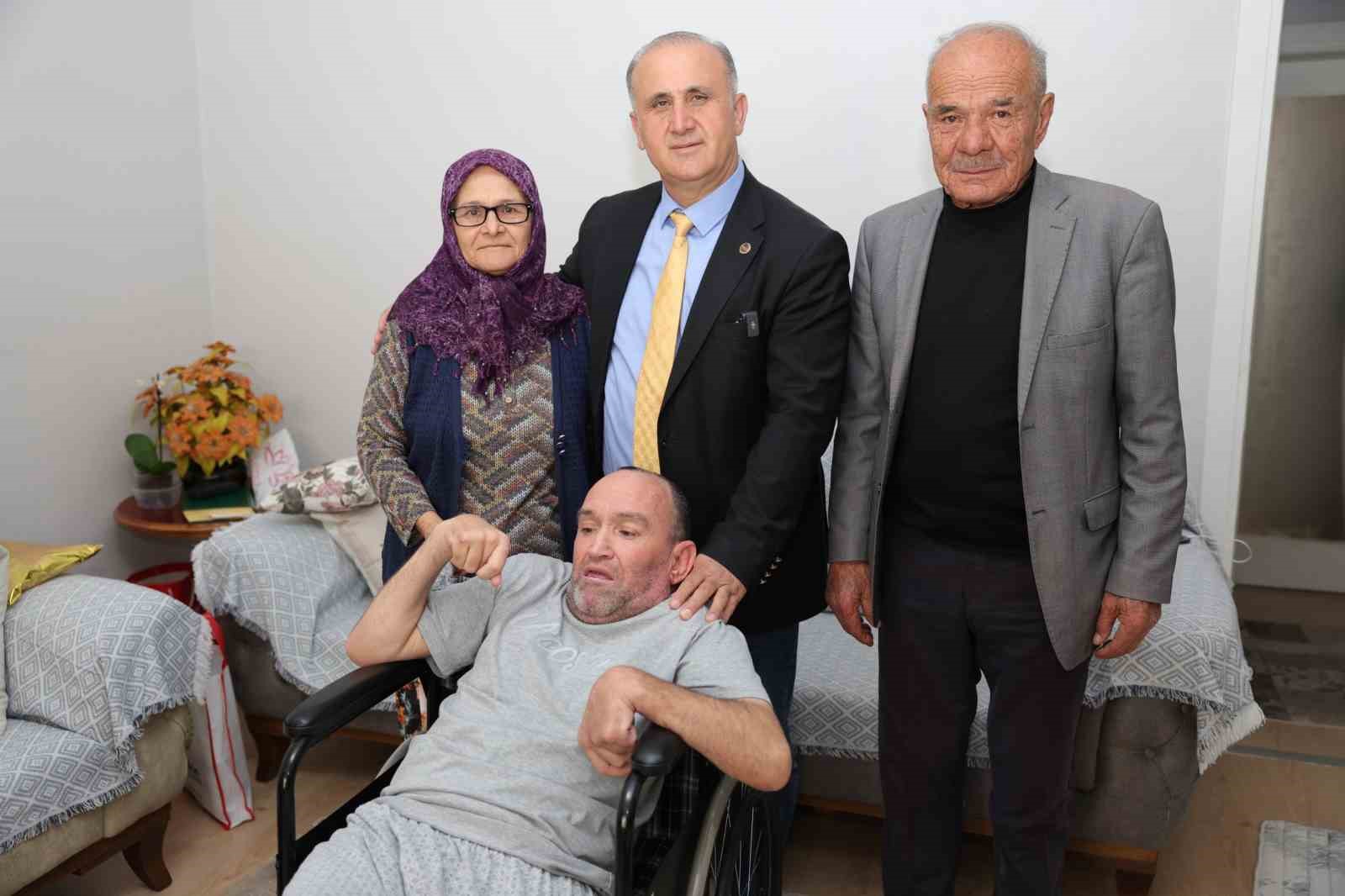 Başkan Kaya engelli İskender’in isteğini yerine getirdi