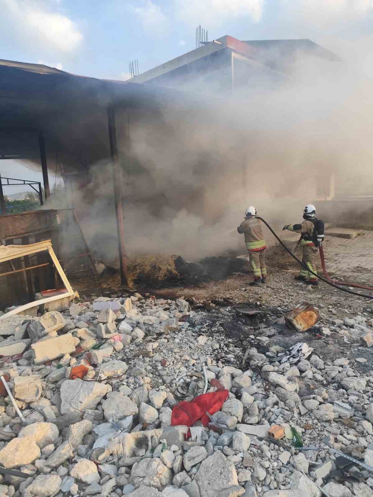 Antakya’da odunlukta çıkan yangın eve sıçramadan söndürüldü