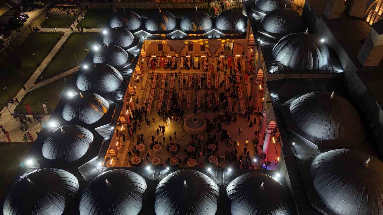 Selimiye’nin gölgesinde binlerce kişi iftarda buluştu