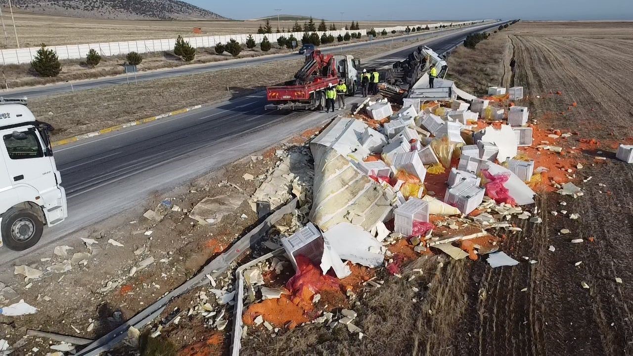 Devrilen tırda 27 ton havuç ziyan oldu