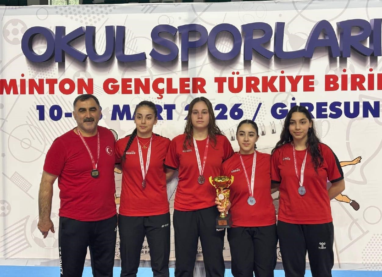 Erzincan Anadolu Lisesi badmintonda Türkiye ikincisi oldu