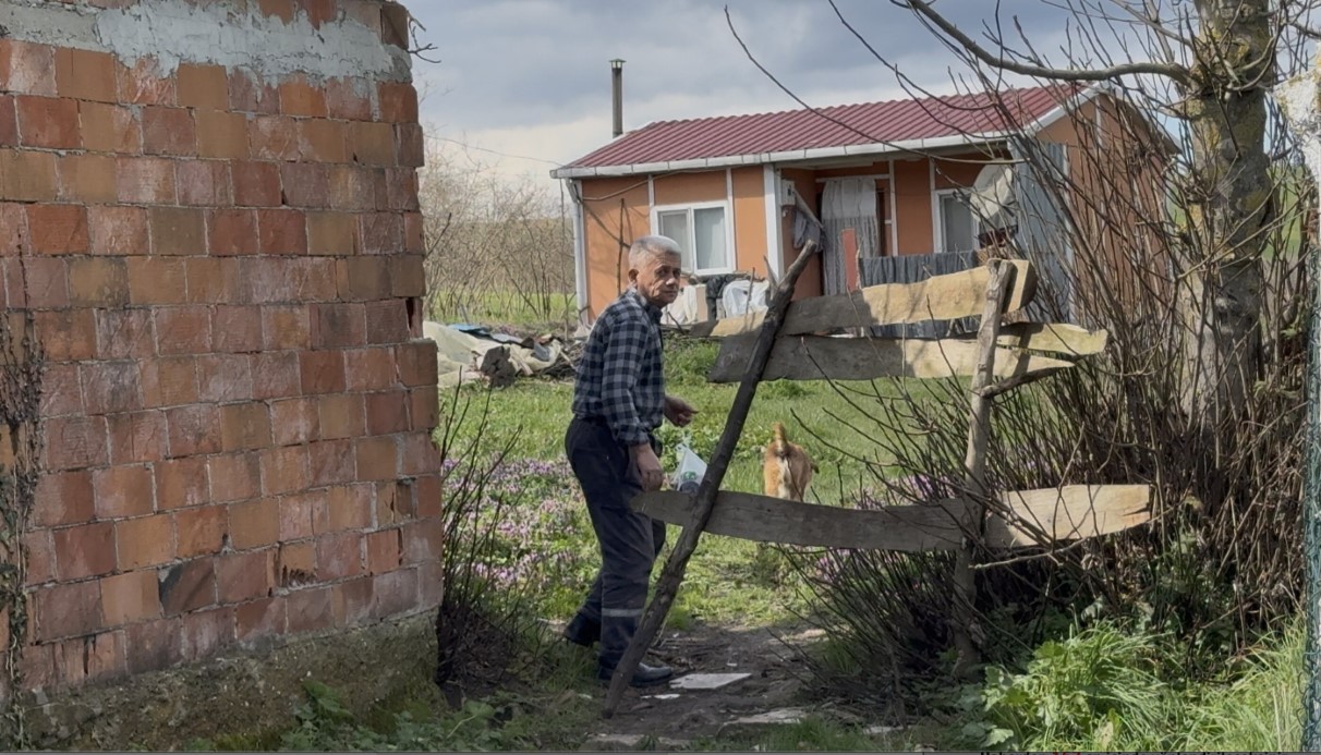 Ev var yol yok: 62 yaşındaki adam 10 yıldır tarladan yürüyor