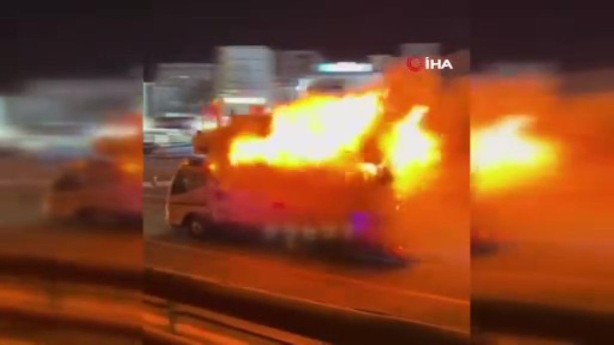 Japonya’da yoldayken alev alan kamyonetin şoförü, aracını itfaiye istasyonuna sürdü