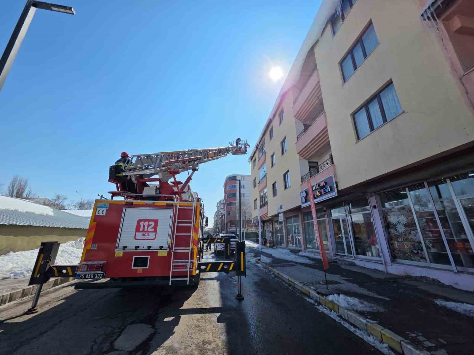 Ardahan’da çatılarda tehlike oluşturan buz sarkıtları temizleniyor