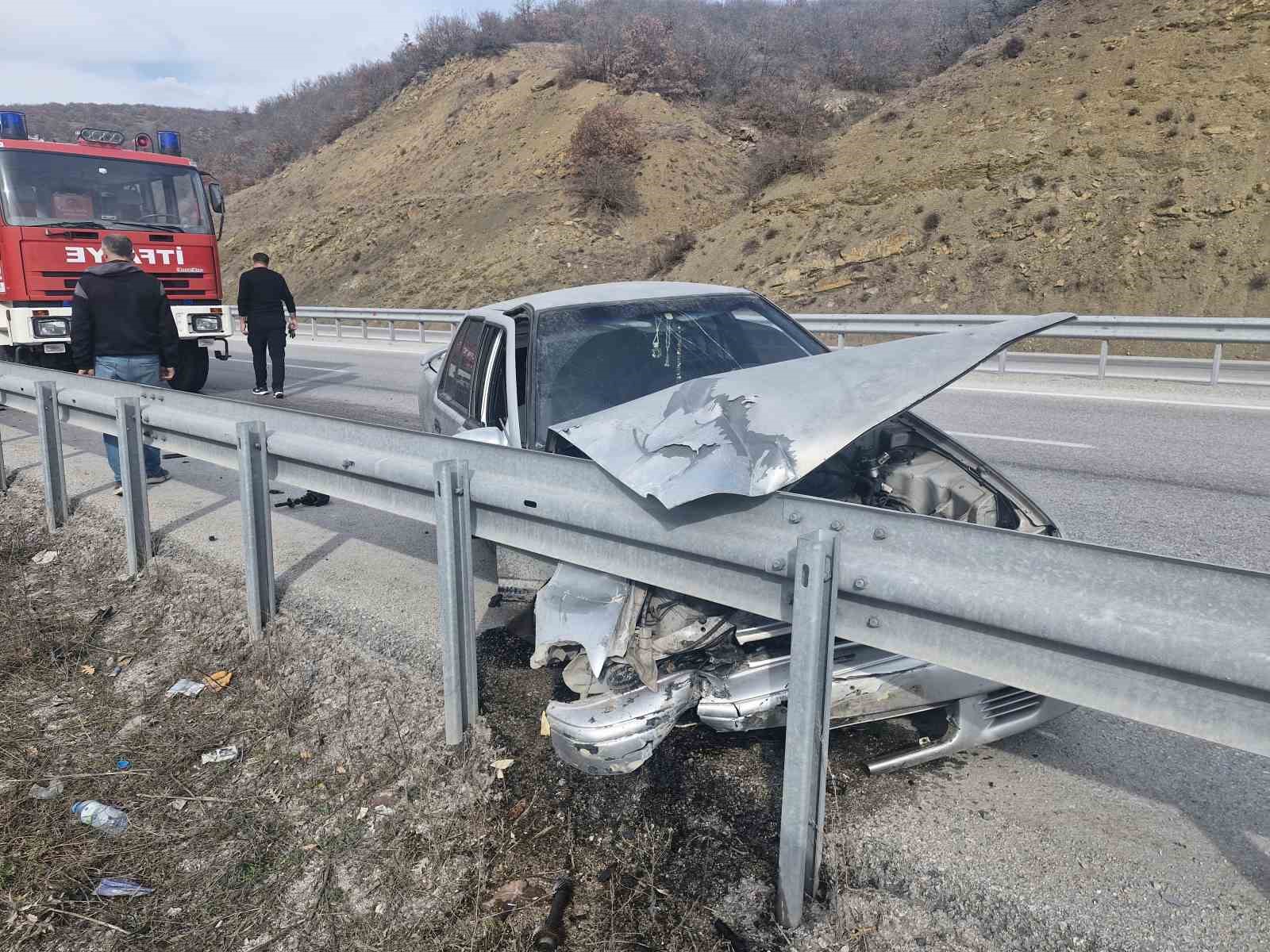 Çorum’da bariyerlere çarpan otomobilin sürücüsü yaralandı