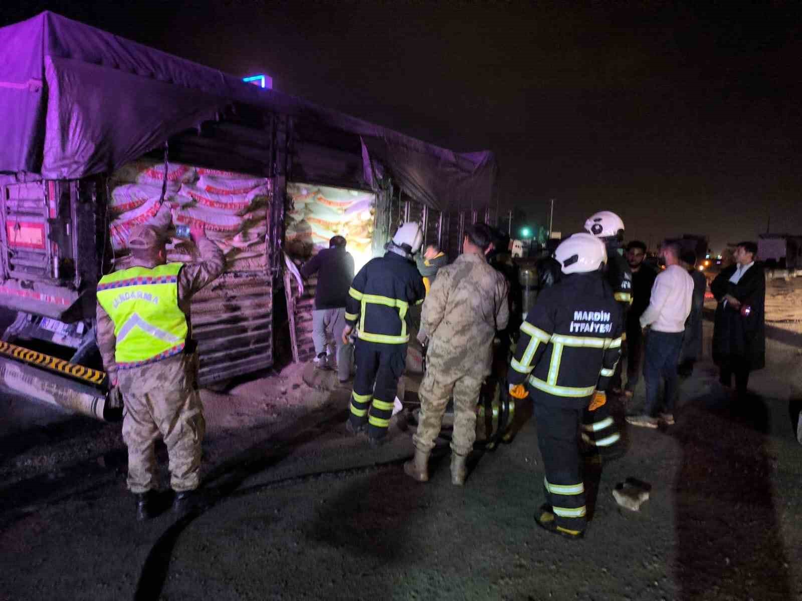 Mardin’de hayvan yemi yüklü tırın dorsesinde yangın çıktı