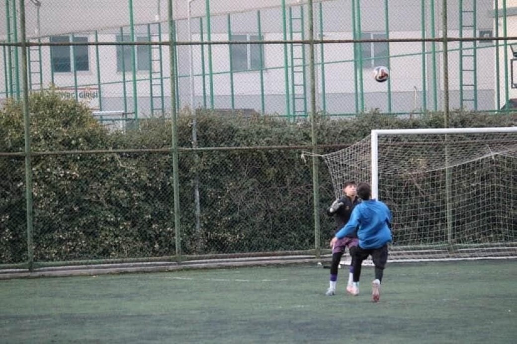 Kaleciyle çarpışan genç futbolcunun böbreği parçalandı, ameliyatla hayatı kurtuldu