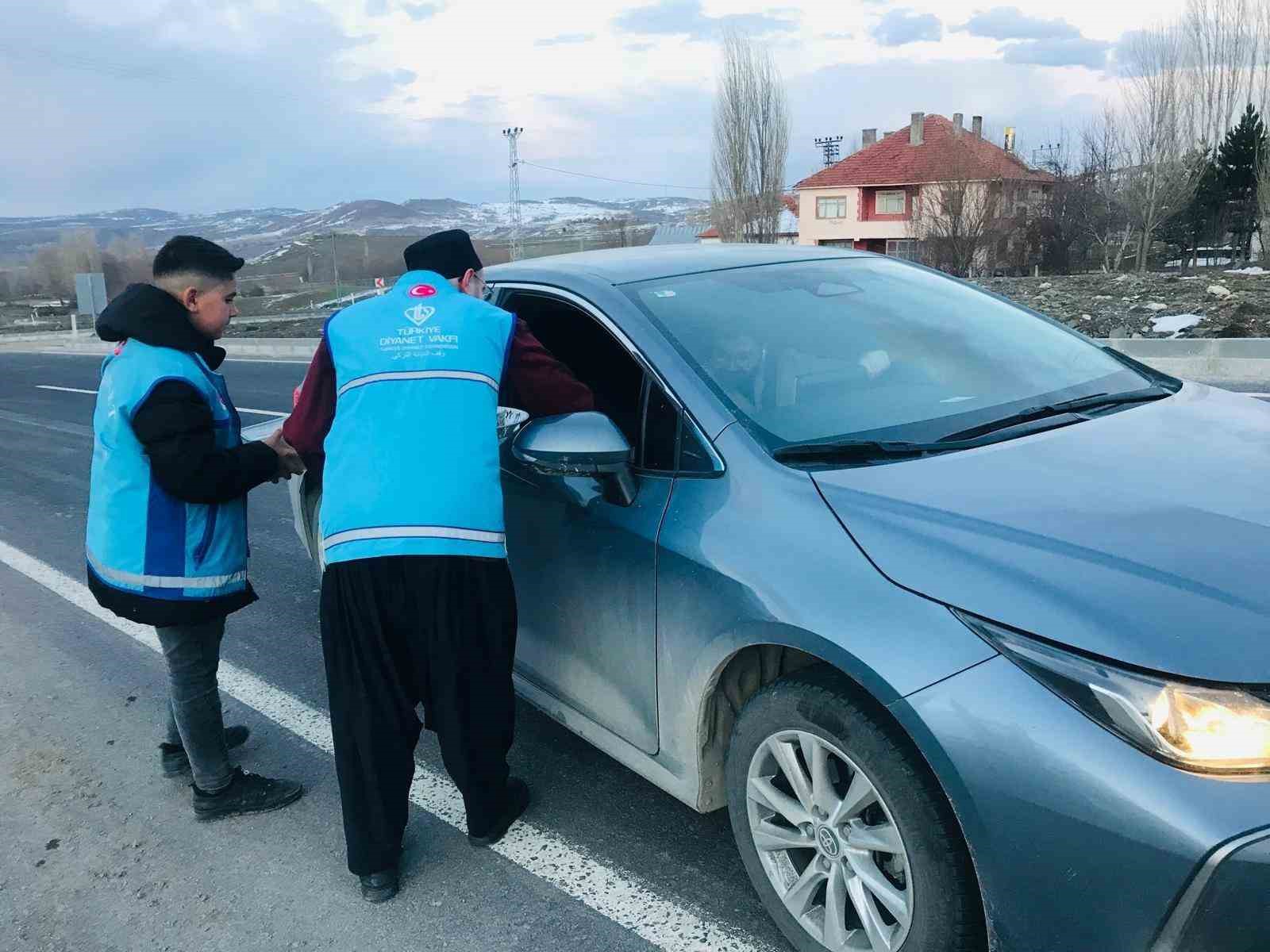Akdağmadeni’nde yolculara ‘iftara 5 kala’ sürprizi