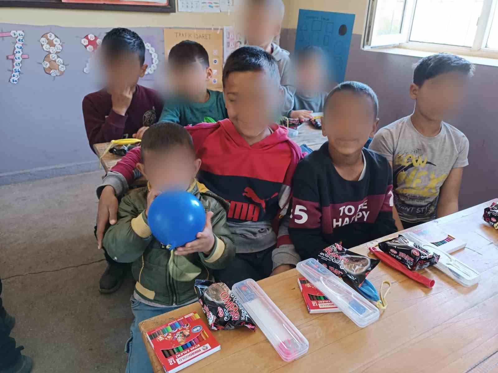 Hayırseverlerden Suvaran köyü öğrencilerine kırtasiye desteği