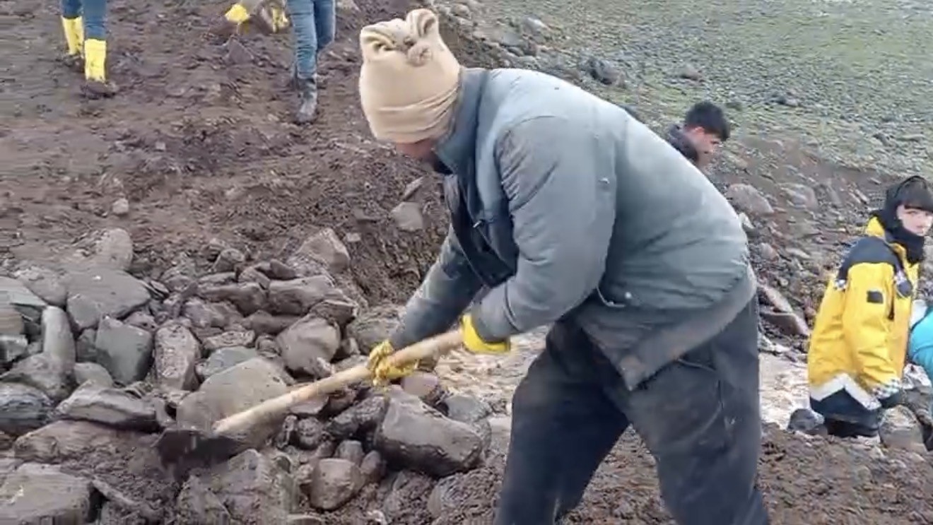 Siverek’te hasar gören sulama göletini vatandaşlar onardı