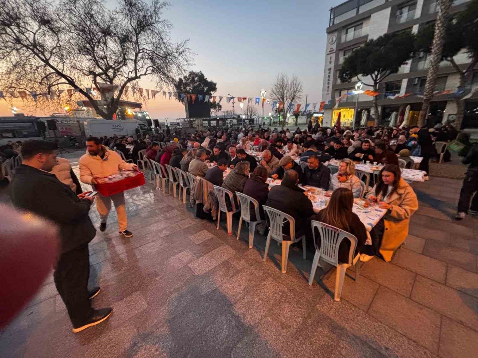 Dikili Cumhuriyet Meydanı’nda binler aynı sofrada