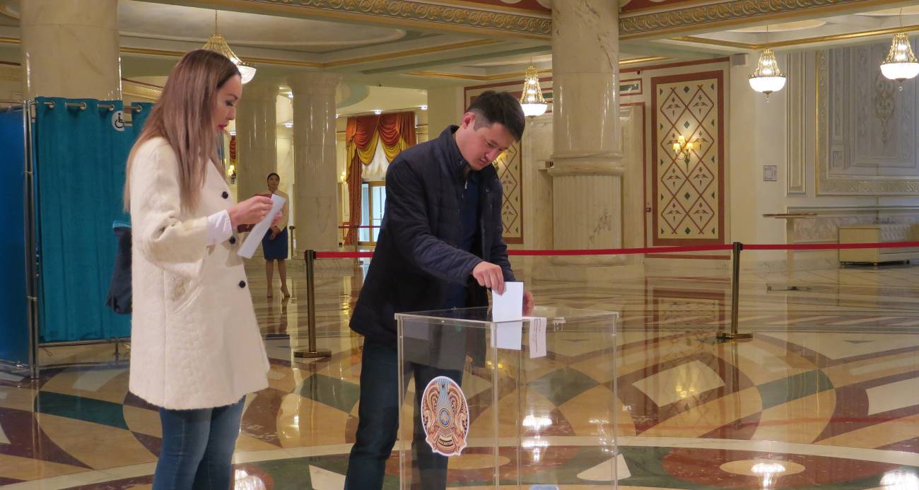 Kazakistan'da halk, yeni anayasa için sandık başında