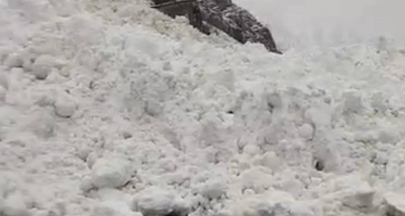 Hakkâri-Çukurca kara yoluna çığ düştü: Sürücüler yolda kaldı