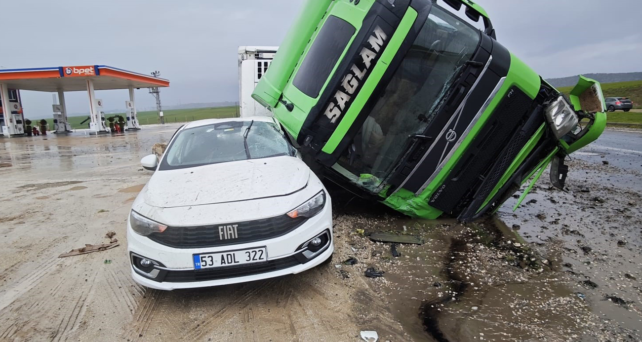Tır otomobilin üstüne devrildi