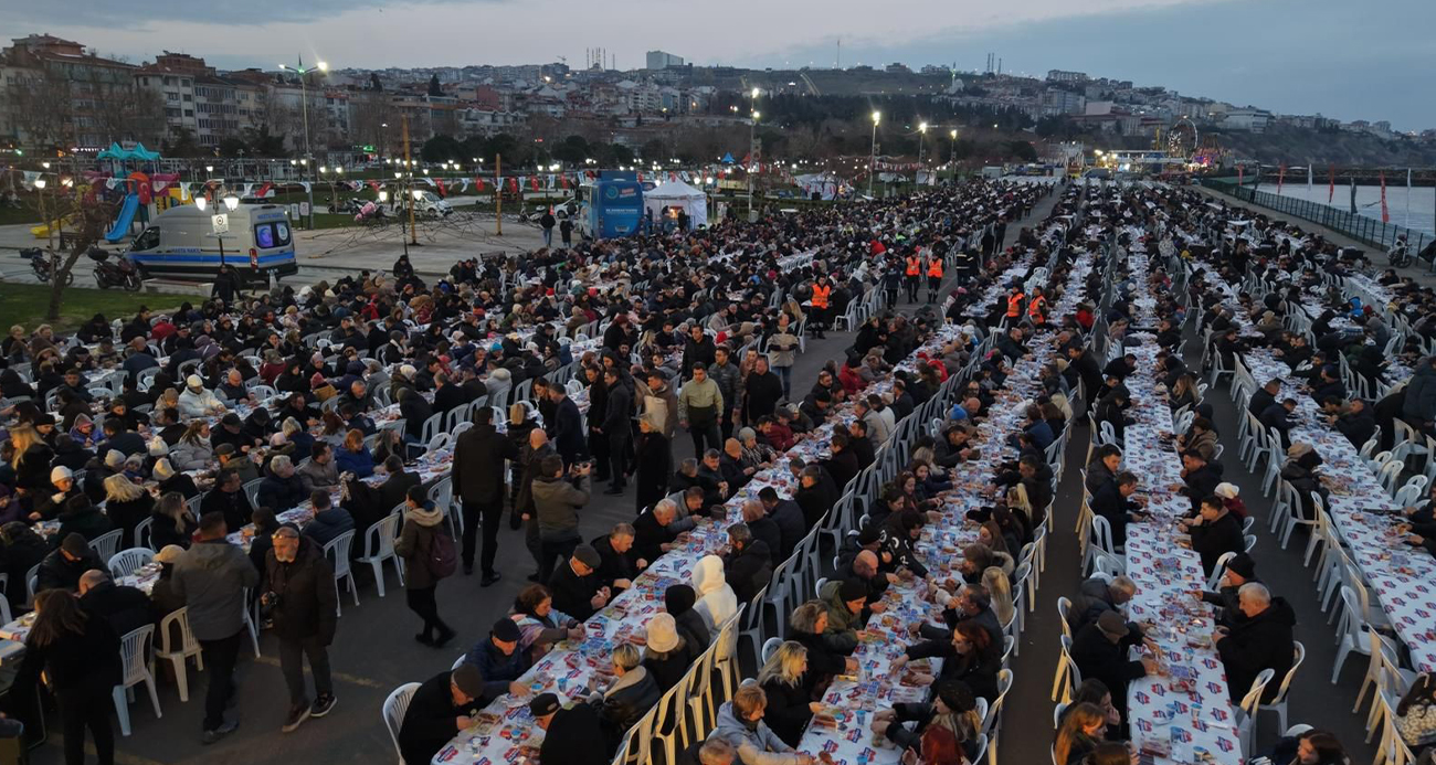 Tekirdağ’ın en büyük iftar sofrası: 8 bin kişi aynı anda orucunu açtı