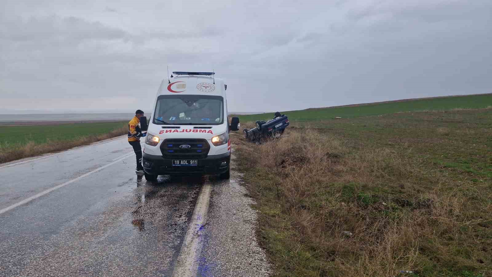 Çorum’da kayganlaşan yolda otomobil şarampole devrildi: 1 yaralı