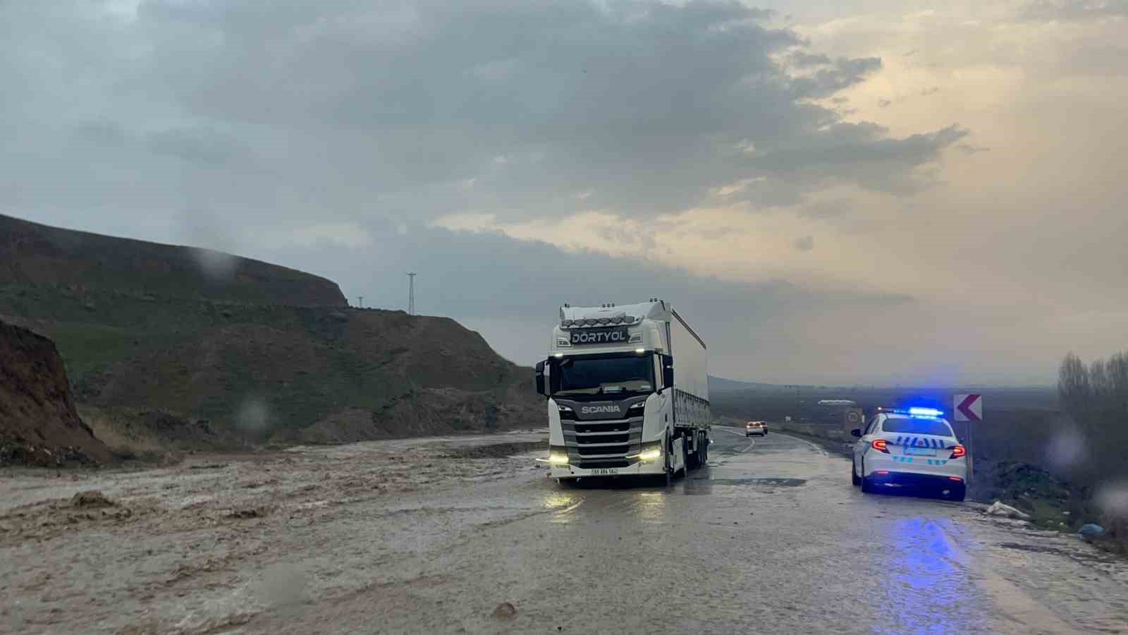 Batman’da yağmur sonrası sulama kanalı taştı: Kara yolu tek şeride düştü