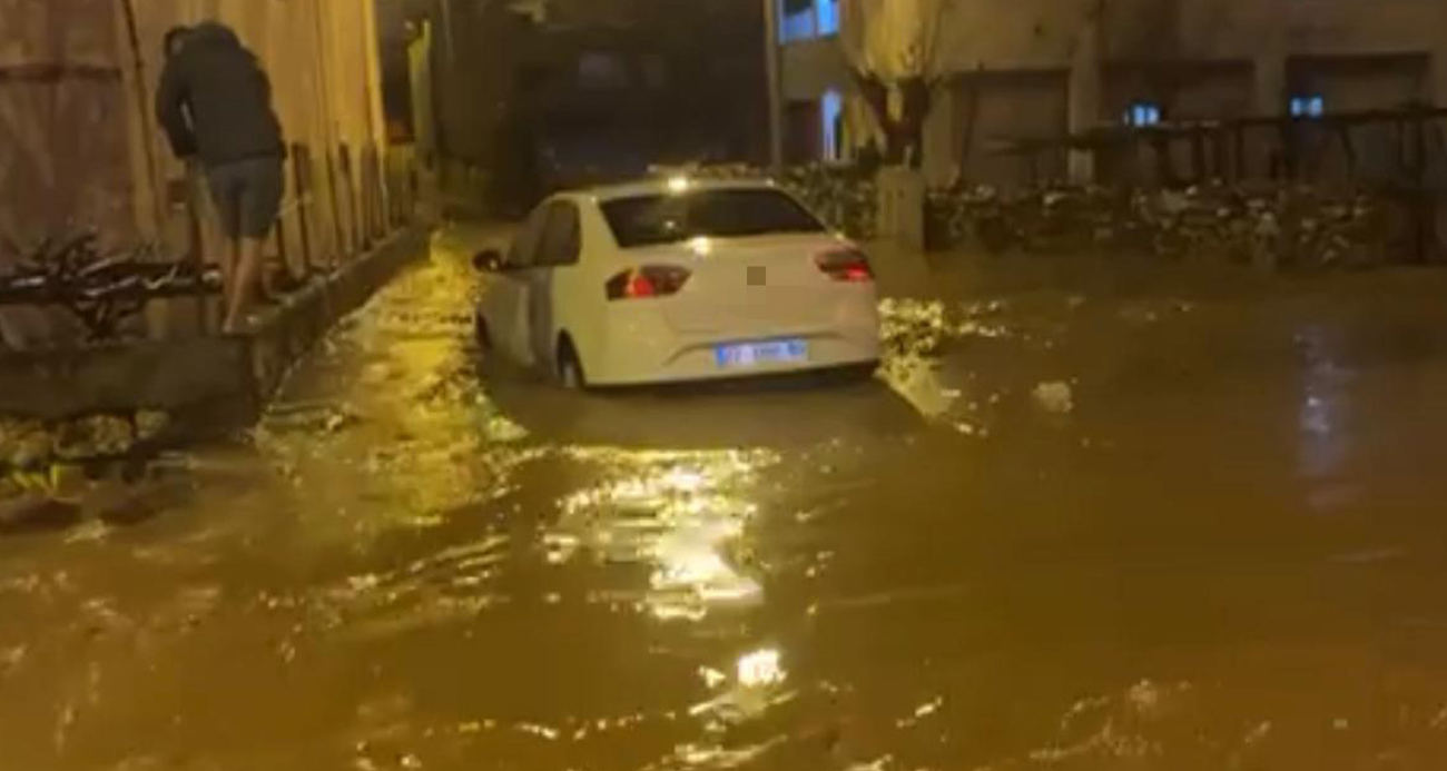 Siirt’te sağanakta göle dönen yollarda araçlar mahsur kaldı