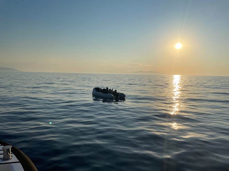 cesme-de-hareketli-lastik-bottaki-20-duzensiz-gocmen-yakalandi