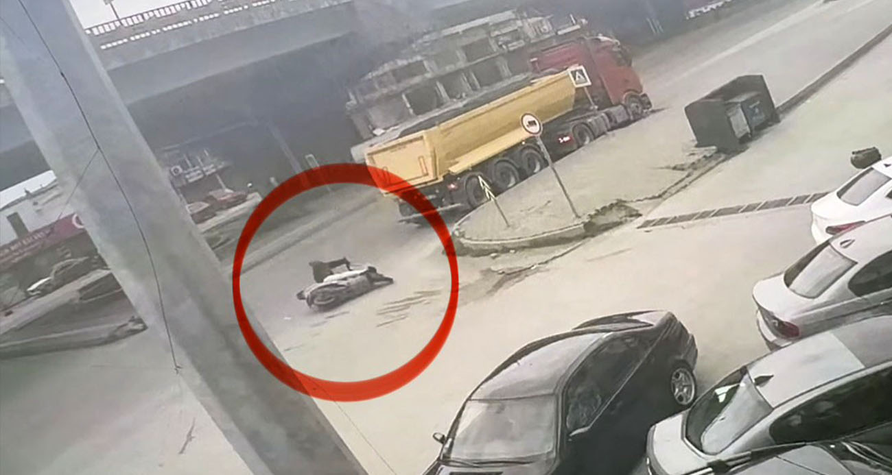 Motosikletli tırın altına girmekten son anda kurtuldu