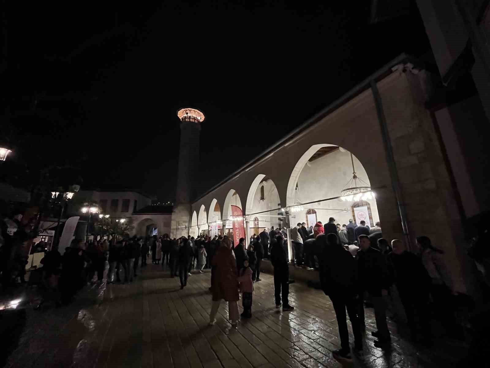Depremin ardından yeniden inşa edilen Habibi Neccar Camii, Kadir Gecesi’nde vatandaşların akınına uğradı