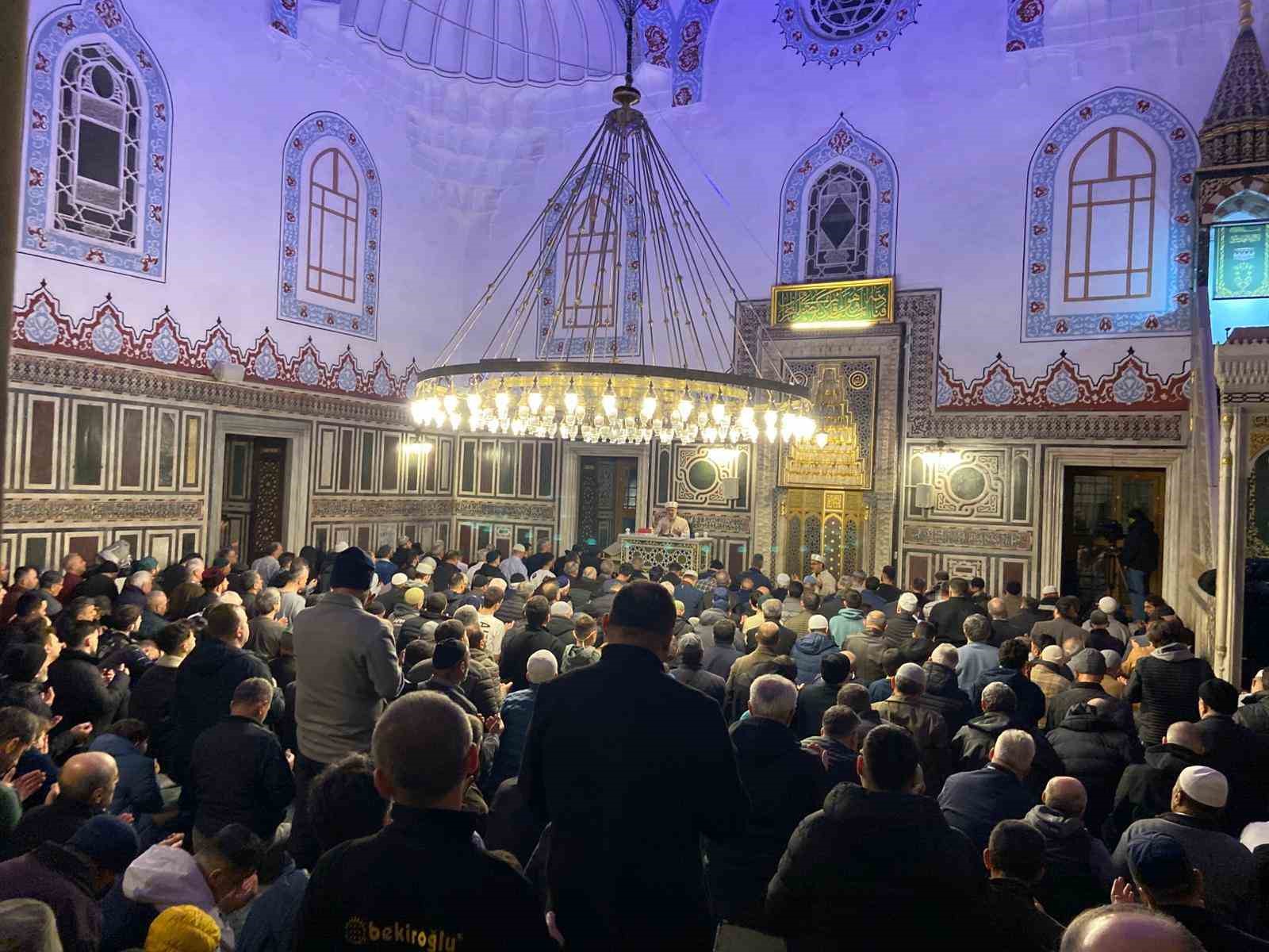 Kocaeli’de Kadir Gecesi camilerde dualarla idrak edildi