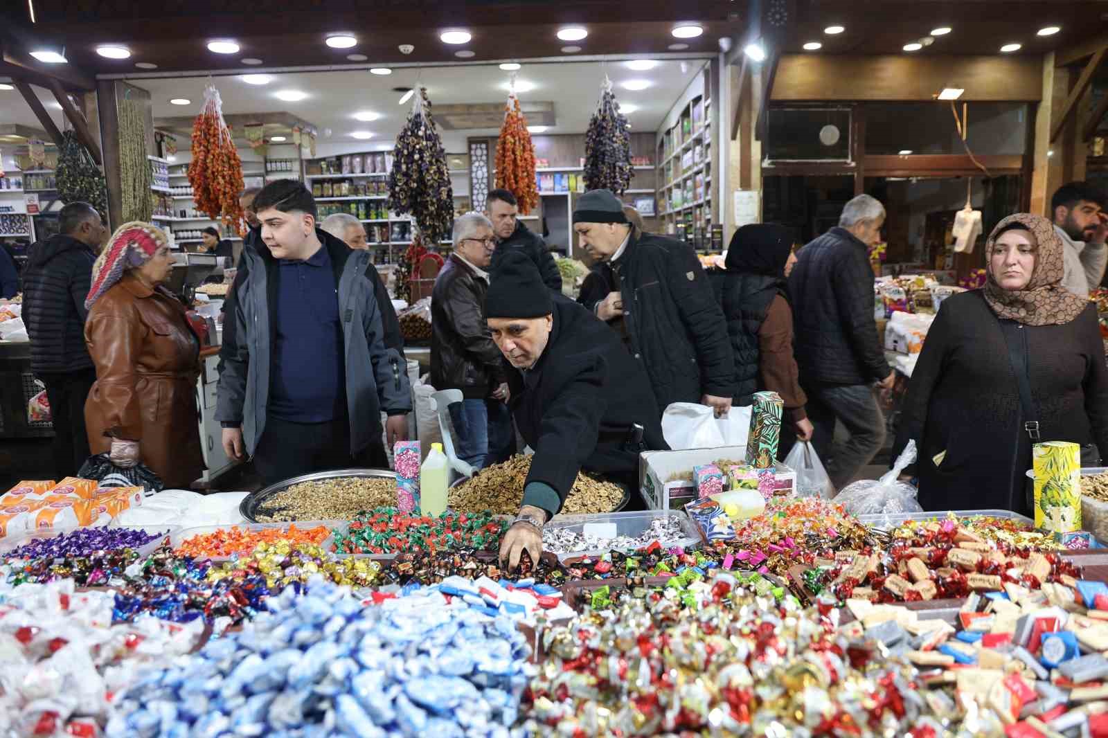 Elazığ’da bayram şekerleri tezgahlardaki yerini aldı