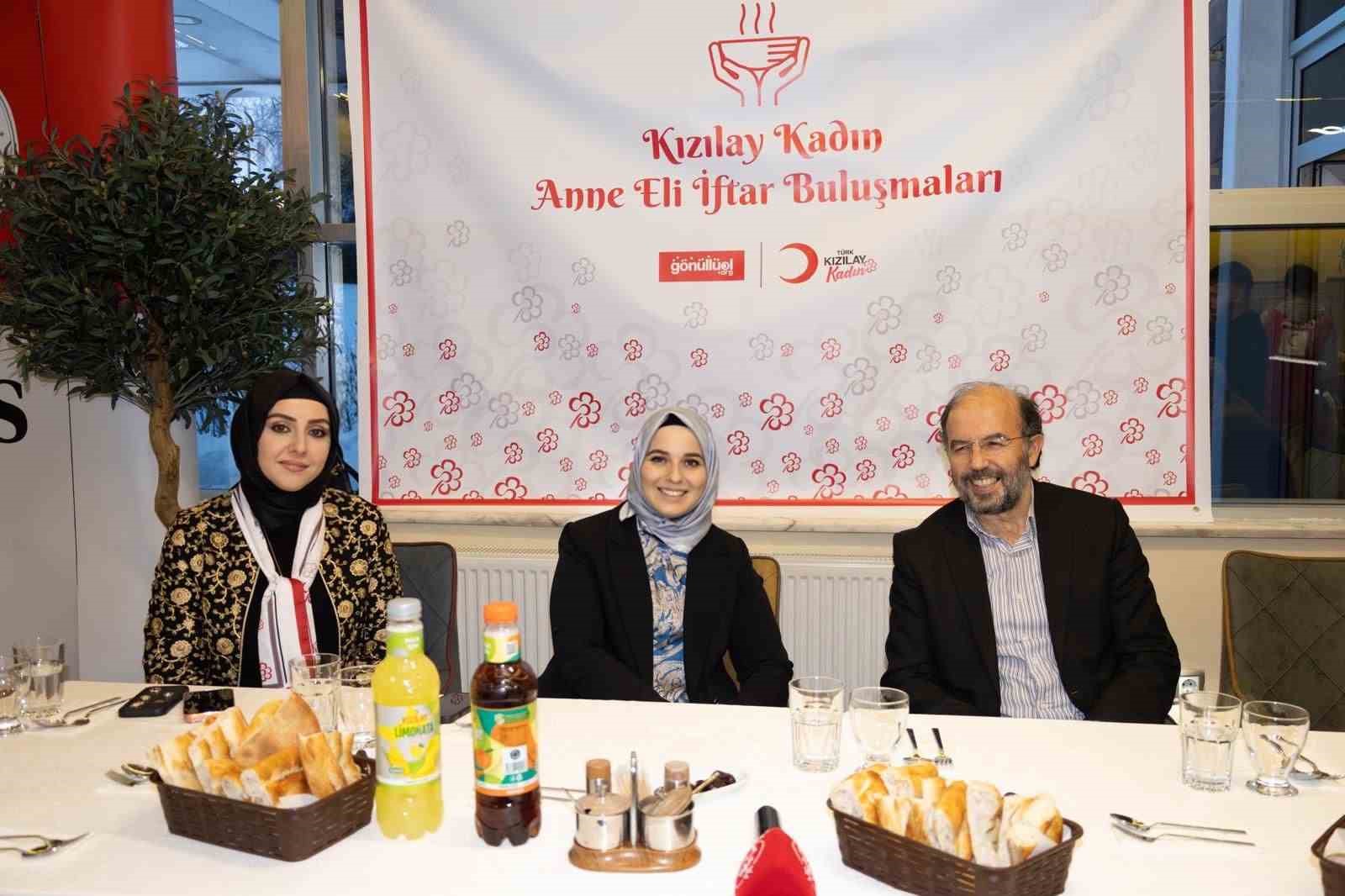 Kızılay Kadın’dan anlamlı iftar: Yetimler unutulmadı