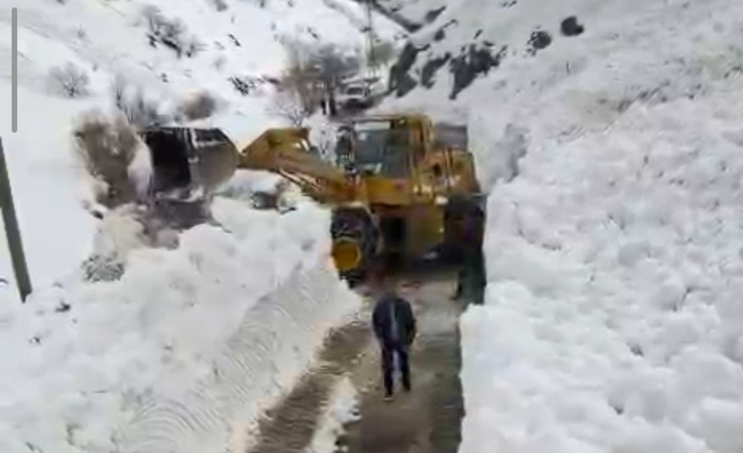 Çatbayır Mahallesi yoluna düşen çığ temizlendi