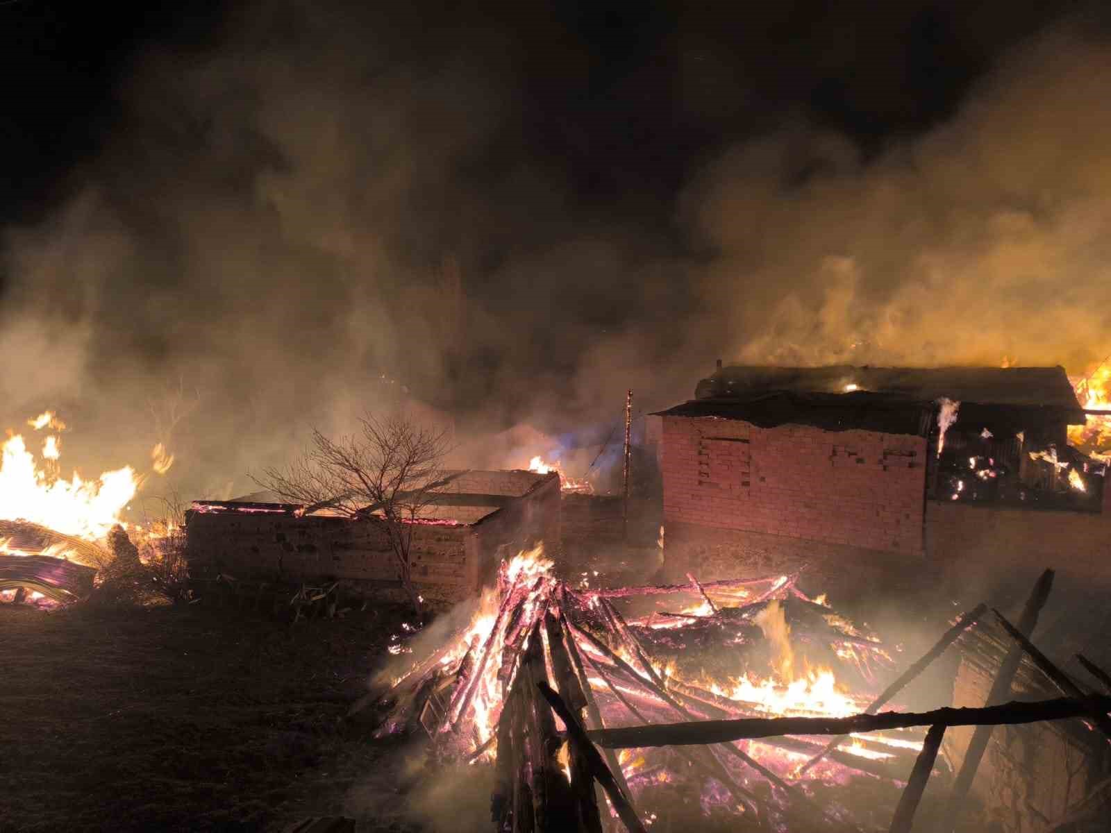 Bolu’da çıkan yangında çok sayıda yapı küle döndü