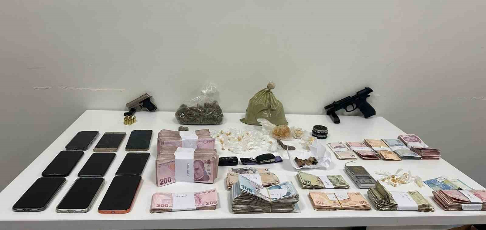 Maltepe’de zula evine operasyon: Kilolarca uyuşturucu ve nakit para ele geçirildi