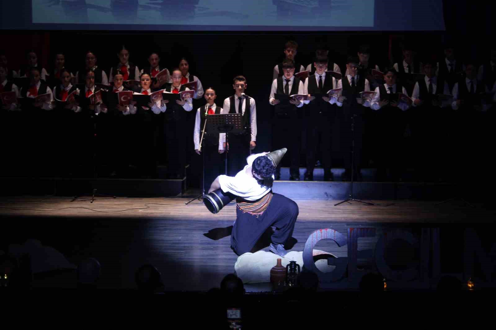 Öğrencilerinin ‘Bir Hilal Uğruna’ oratoryosu ayakta alkışlandı