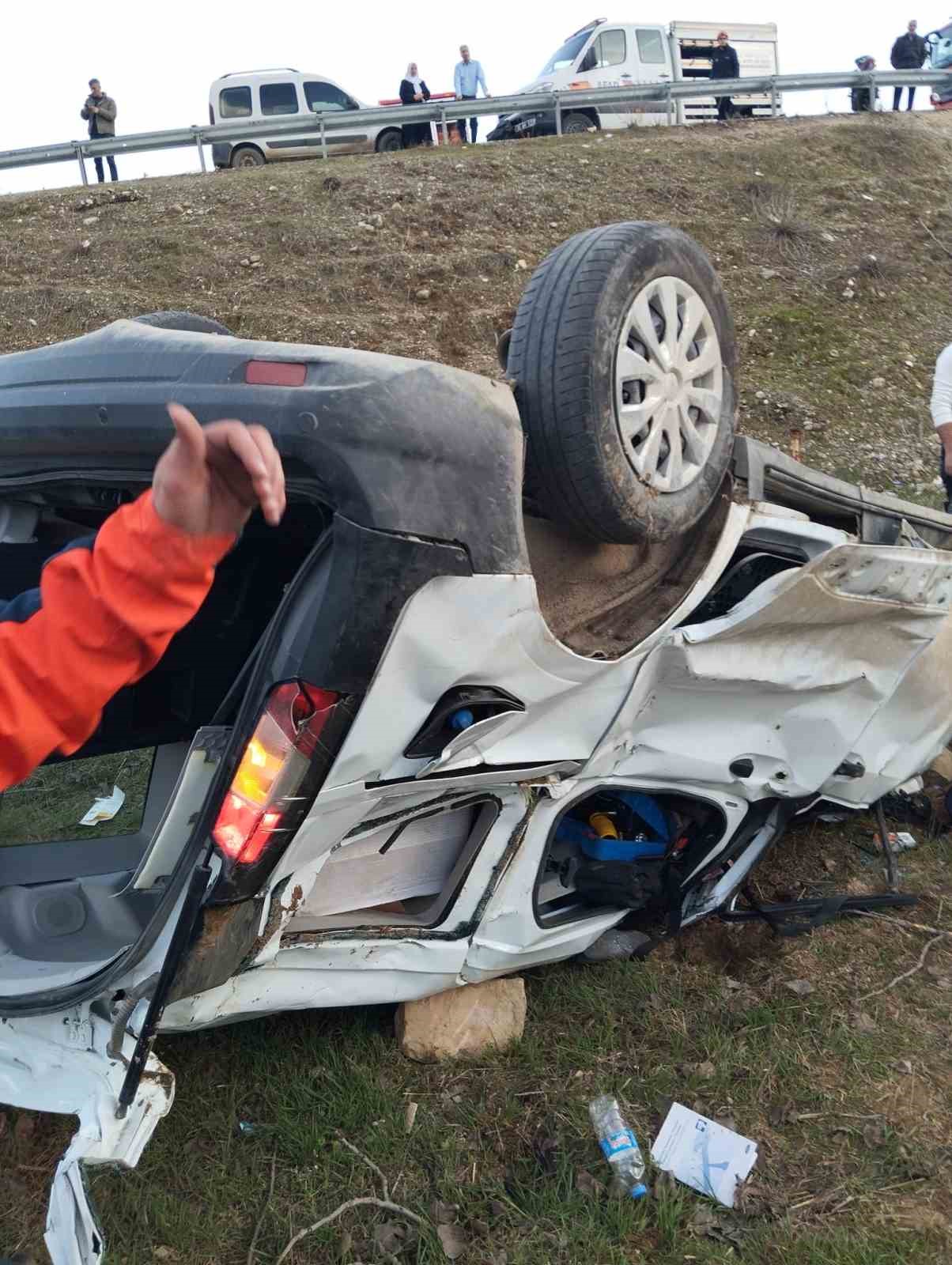 Siirt’te otomobil şarampole yuvarlandı: 1 ölü, 2 yaralı