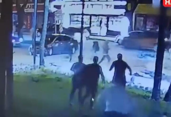 Motosikletlinin metrelerce sürüklendiği feci kaza kamerada