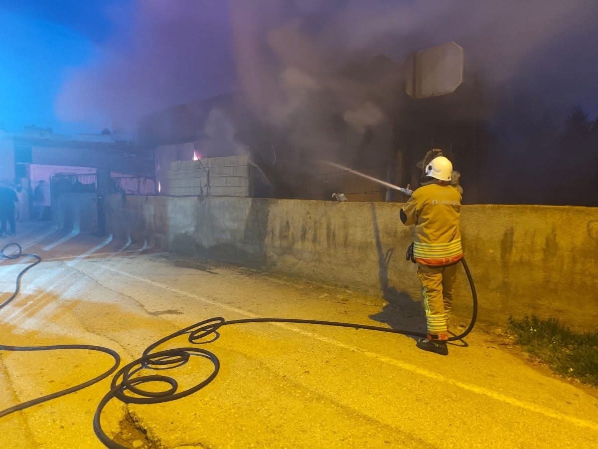 Reyhanlı’da konteyner alevlere teslim oldu