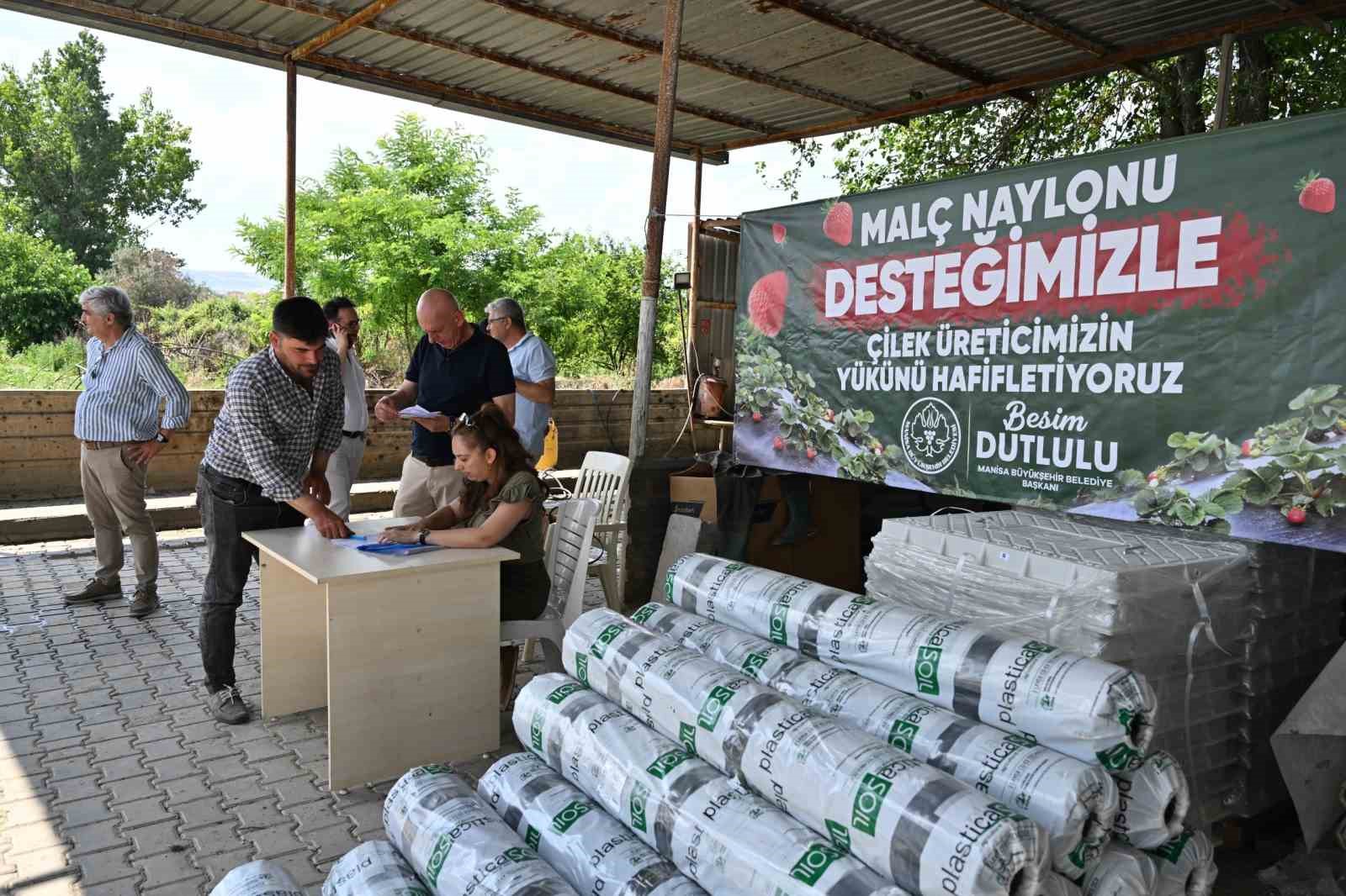 manisa-buyuksehir-den-cilek-ureticilerine-malc-naylonu-destegi