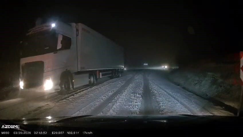 İnegöl karayolunda etkili olan kar yağışı sürücülere zor anlar yaşattı