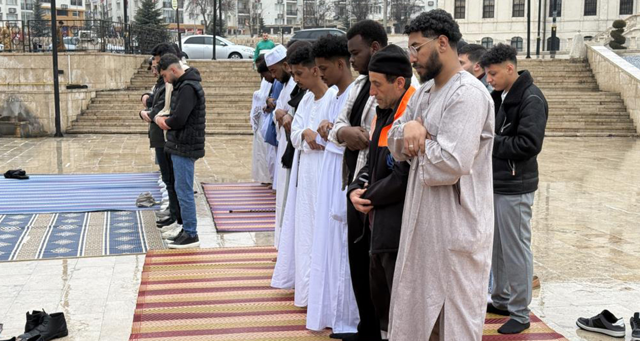Yağmura rağmen dışarıda saf tuttular: 4 asırlık camide bayram namazı kıldılar