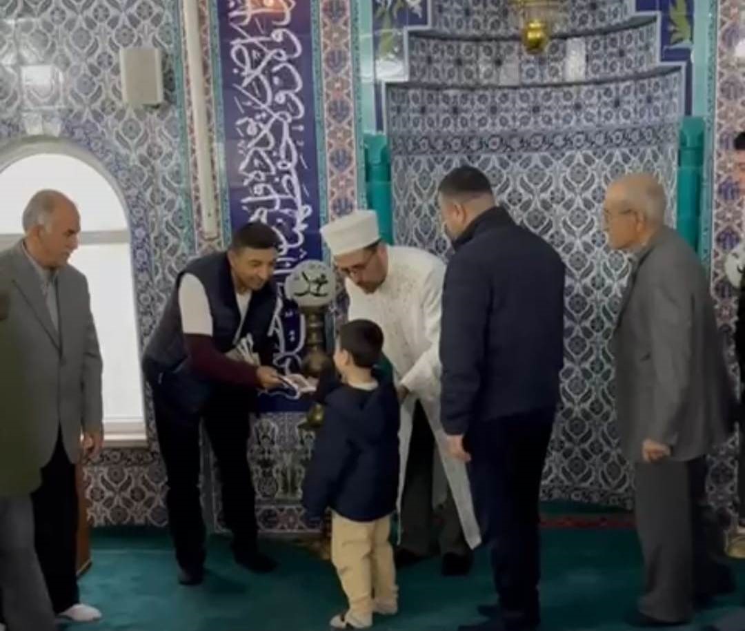 Anamur’da bayram namazı sonrası çocuklara harçlık dağıtıldı